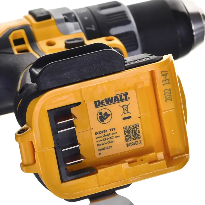 dewalt-dcd791d2-qw-drill-keyless-blackyellow-15-kg-28477-nakdewwwk0004.webp
