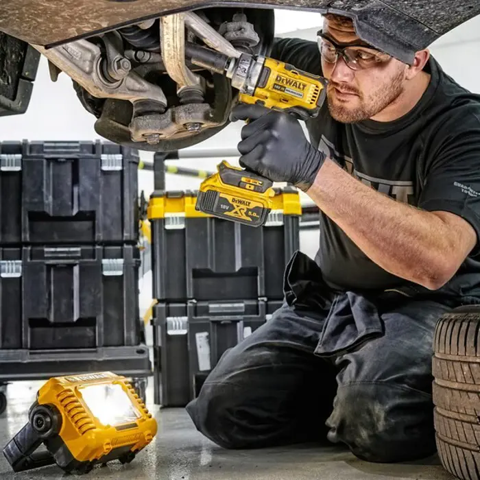 dewalt-dcl077-xj-work-light-black-yellow-80198-nakdewlpr0001.webp
