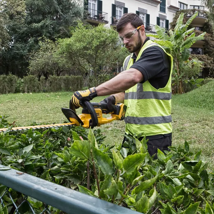 dewalt-dcm563p1-qw-power-hedge-trimmer-single-blade-34-kg-97184-wlononwcraiso.webp