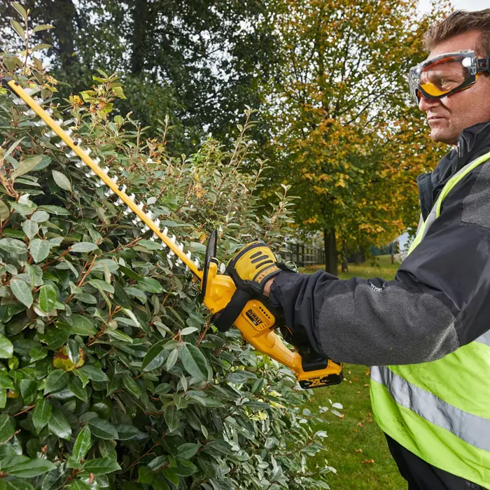 dewalt-dcm563p1-qw-power-hedge-trimmer-single-blade-34-kg-97948-wlononwcraiso.webp