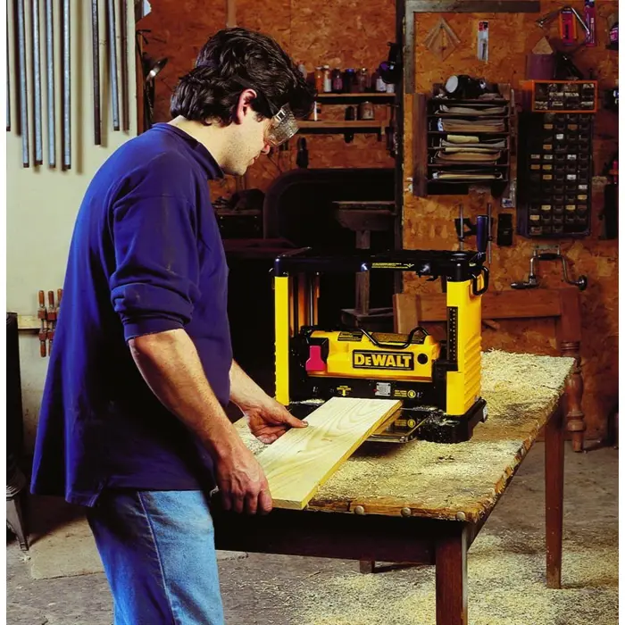 dewalt-dw733-benchtopthickness-planer-1800-w-10000-rpm-55668-neldewstr0005.webp