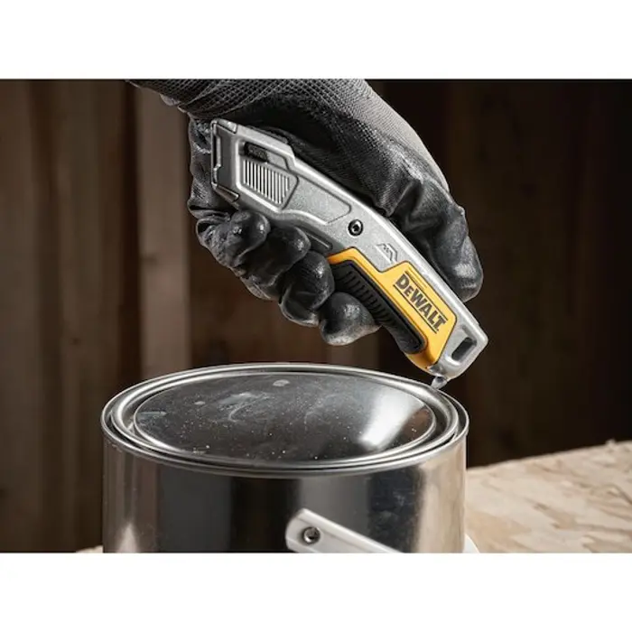 dewalt-utility-knife-with-retractable-blade-40999-wlononwcrednr.webp