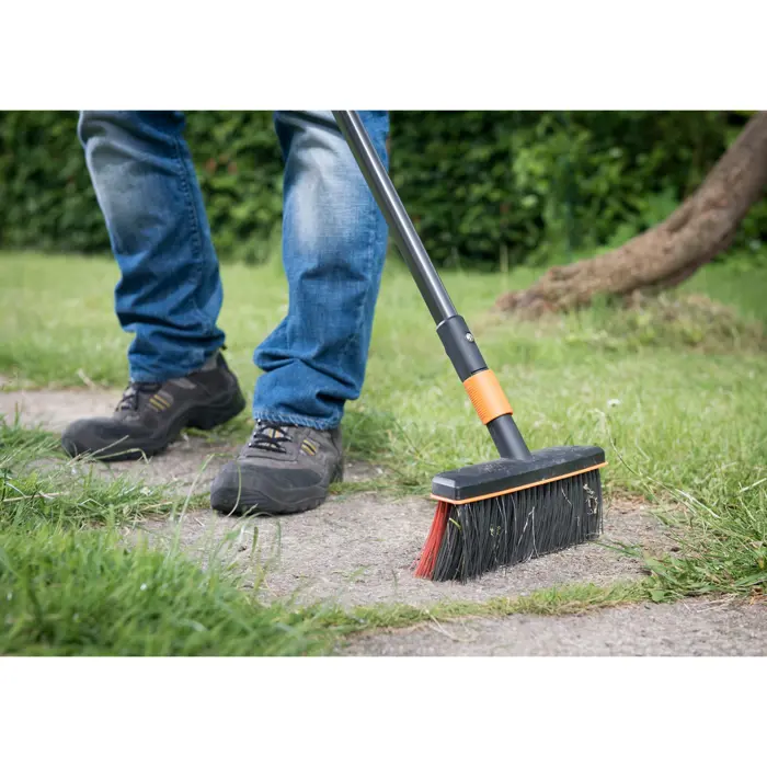 fiskars-quikfit-utility-brush-1001417-79012-1001417-w.webp