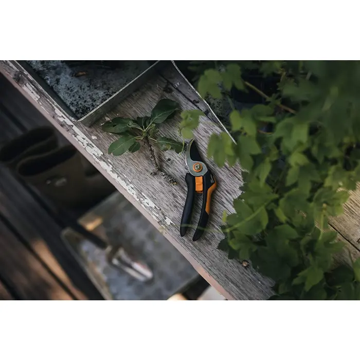 fiskars-solid-m-bypass-secateurs-p321-orangeblack-91439-1057162-w.webp