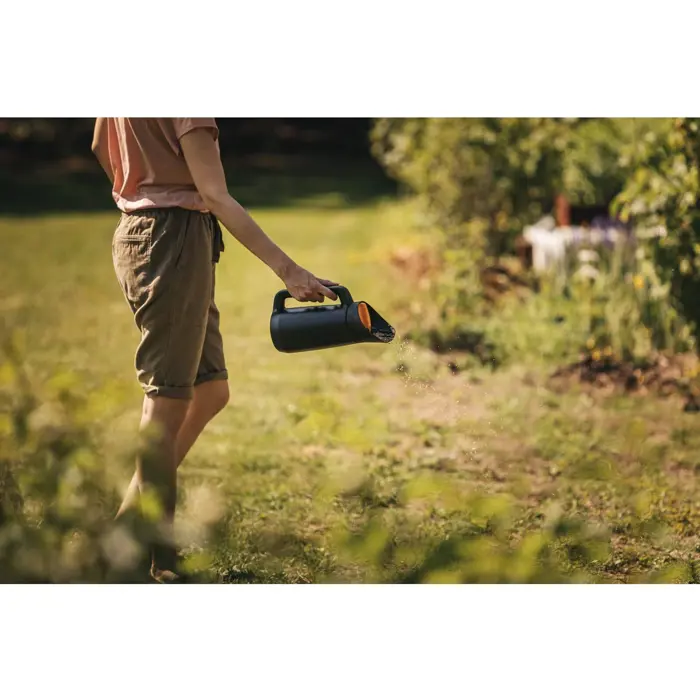 fiskars-solid-streuer-spreader-blackorange-35645-1057076-w.webp