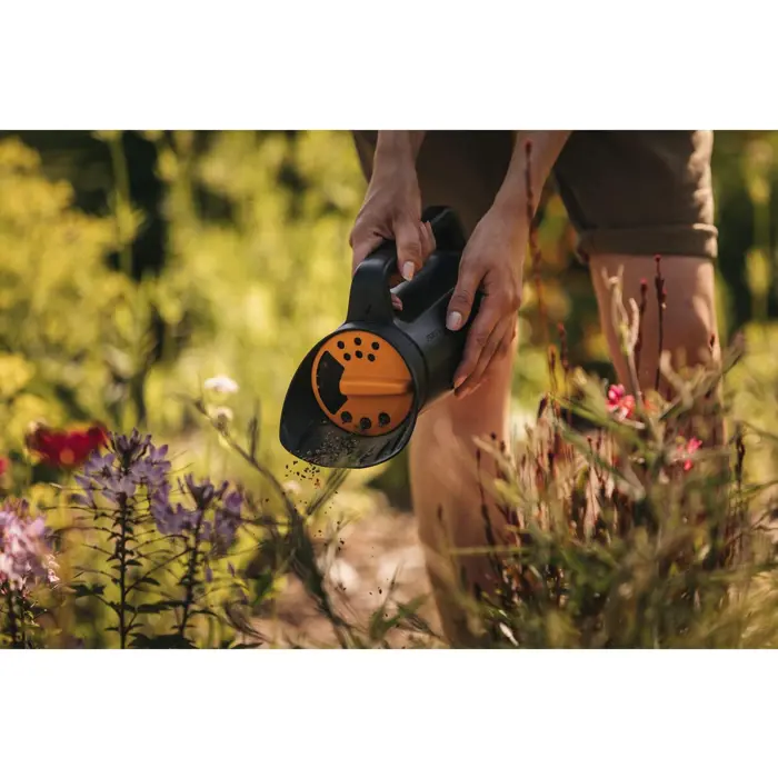 fiskars-solid-streuer-spreader-blackorange-36312-1057076-w.webp