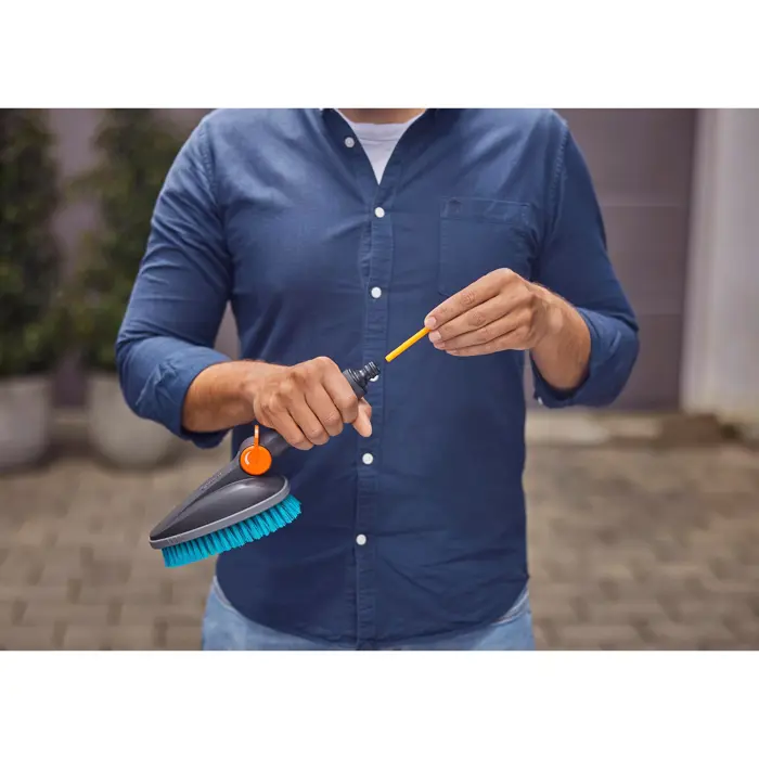 gardena-cleansystem-hand-brush-m-hard-washing-brush-greyturq-68973-18846-20-w.webp