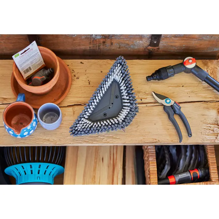 gardena-cleansystem-handle-brush-hard-flex-washing-brush-gre-15643-18814-20-w.webp