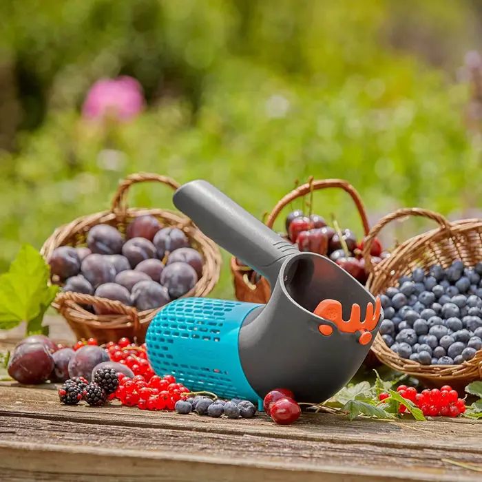 gardena-combisystem-berry-collector-fruit-picker-blackturquo-27146-17400-20-w.webp