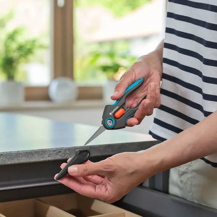 gardena-secateurs-freshcut-greyturquoise-herb-and-flower-sci-87593-12212-20-w.webp