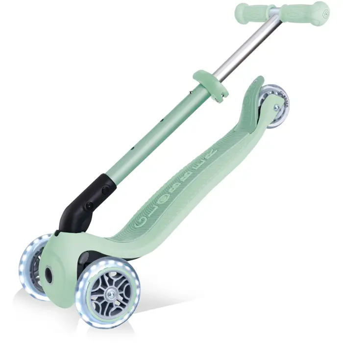 globber-junior-foldable-lights-eco-light-green-92677-692-505-w.webp