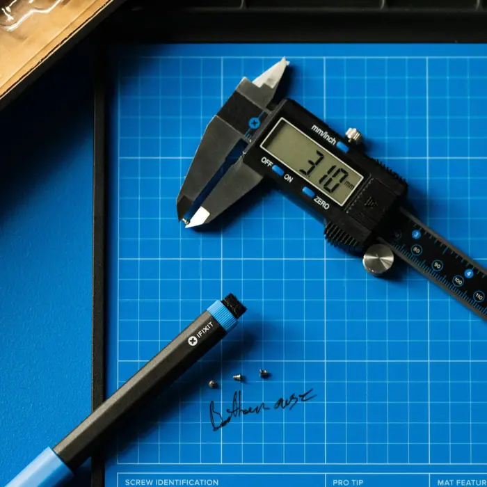 ifixit-digitaler-messschieber-001-mm-bis-150-mm-schwarz-blau-95875-zuws-196-ck.webp
