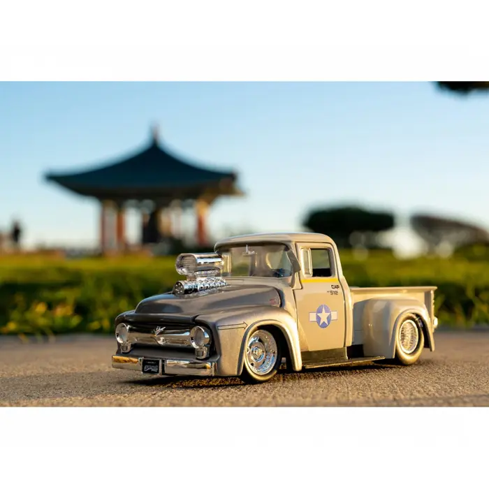 jada-toys-street-fighter-1956-ford-pickup-124-62614-wlononwcrb516.webp
