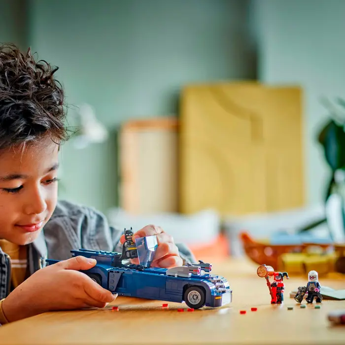 lego-76274-dc-super-heroes-batman-in-the-batmobile-vs-harley-27484-76274-w.webp