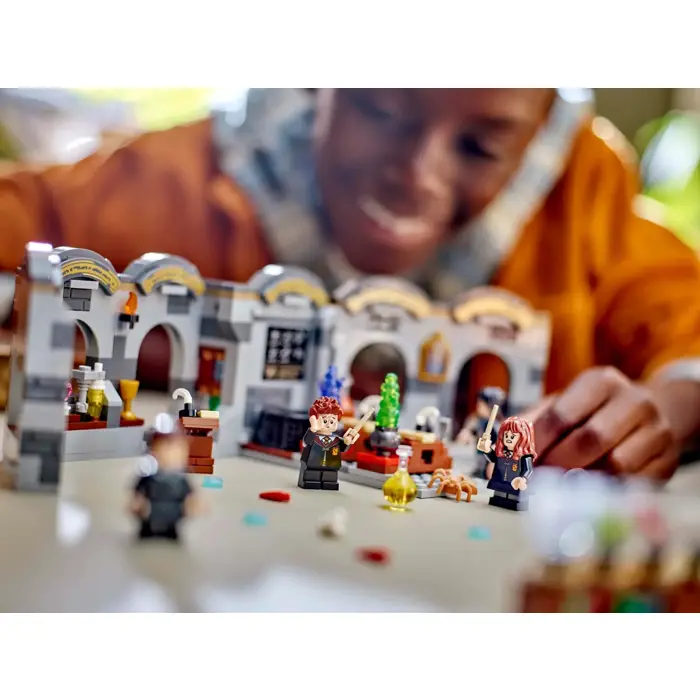 lego-harry-potter-76431-hogwarts-castle-potions-class-90086-klolegleg1468.webp