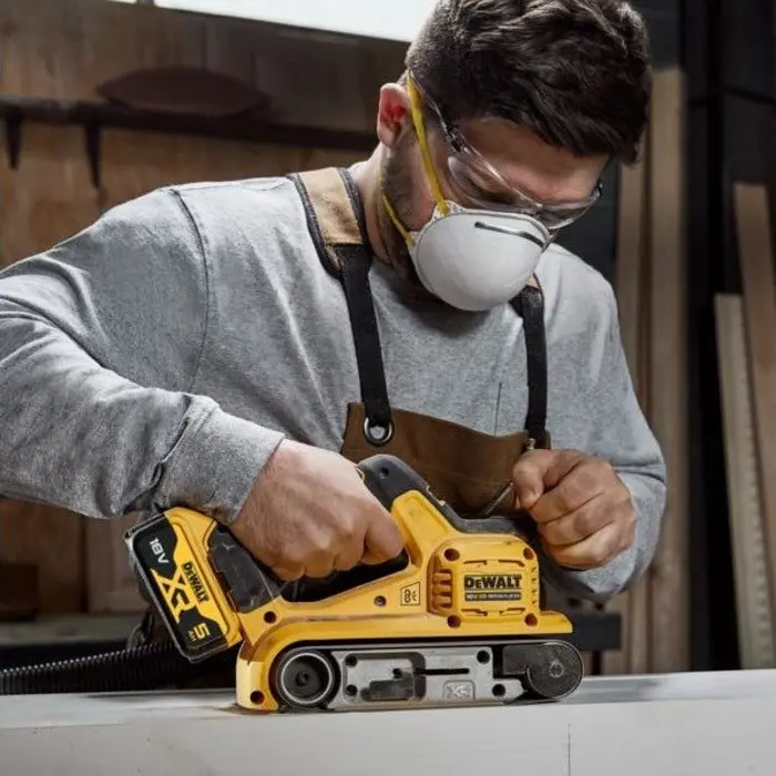 szlifierka-tasmowa-18v-dcw220nt-dewalt-8289-nakdewska0022.webp