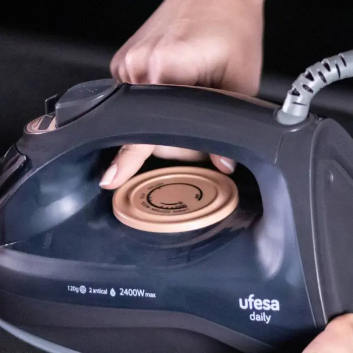 ufesa-lightweight-steam-iron-pv1100c-daily-black-96092-e0013364.webp