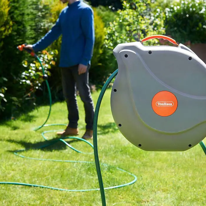 vonhaus-wall-hose-holder-30m-auto-roll-up-8-function-spray-g-50798-e0014281.webp