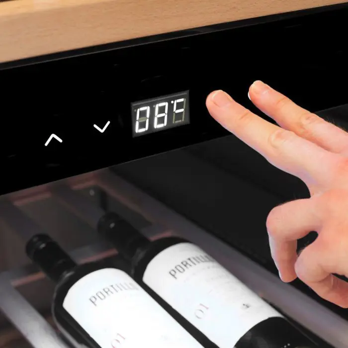 CASO WineChef Pro 40 črna vinska vitrina