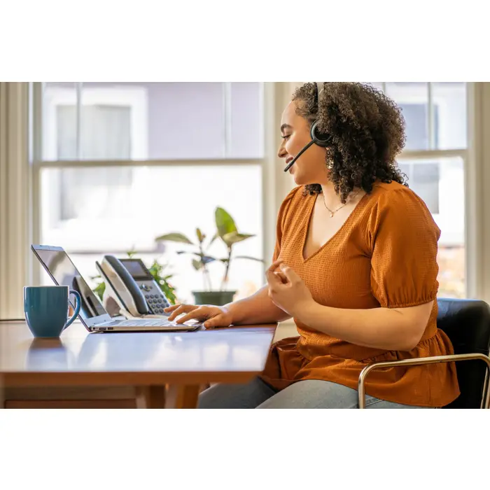 POLY Voyager 4320 Microsoft Teams Certified USB-C Headset +BT700 dongle Wireless Headband Office/Call Center USB Type-C Bluetooth Black