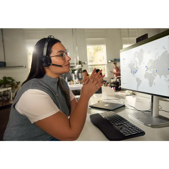 POLY Voyager Focus 2 USB-C-C Headset +USB-C/A Adapter +Charging Stand
